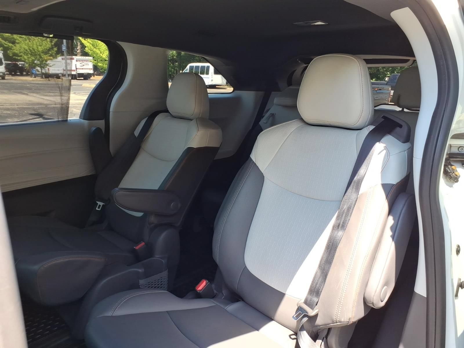 Used 2021 Toyota Sienna XSE AWD/4WD image 32