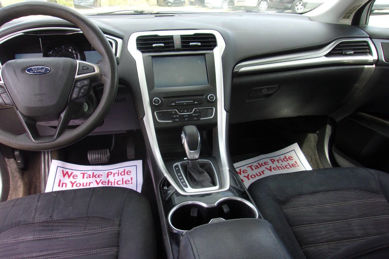 Used 2016 Ford Fusion SE image 12