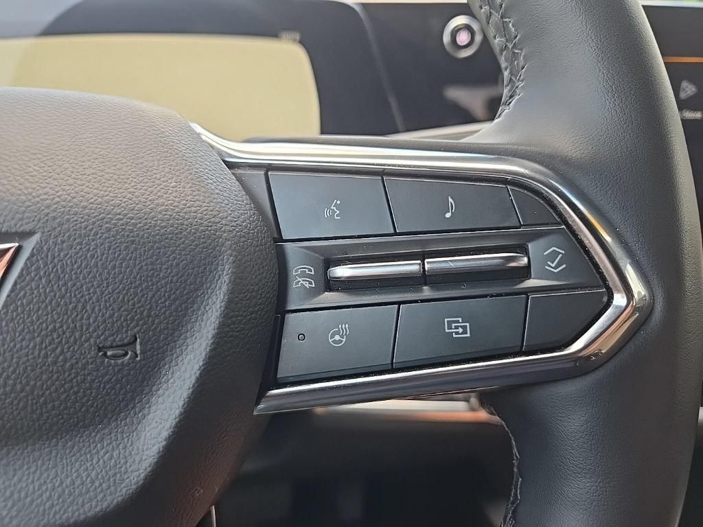 Used 2025 Chevrolet Equinox ACTIV w/ LPO, Floor Liner Package FWD image 43