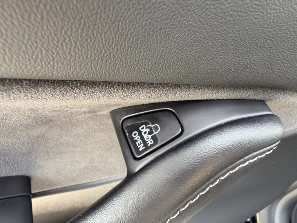 Used 2022 Tesla Model Y Long Range AWD/4WD image 29