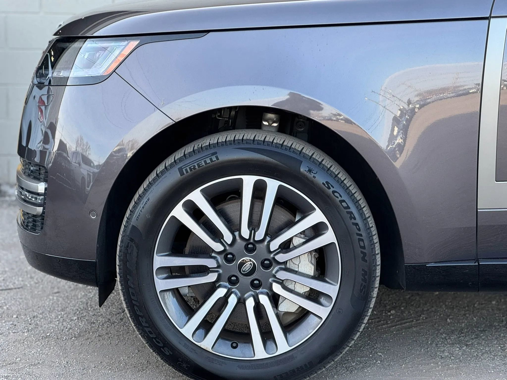 Used 2025 Land Rover Range Rover Long Wheelbase SE image 3