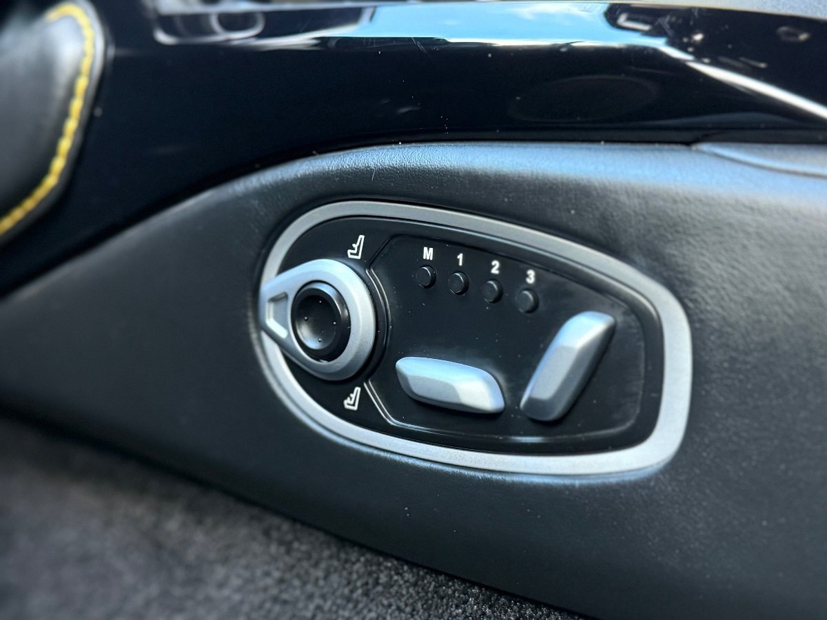 Used 2020 Aston Martin V8 Vantage Coupe RWD image 25