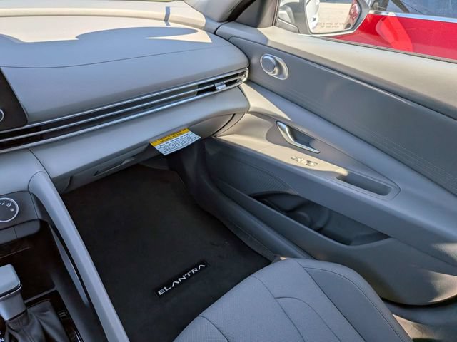 Used 2026 Hyundai Elantra SE FWD image 16