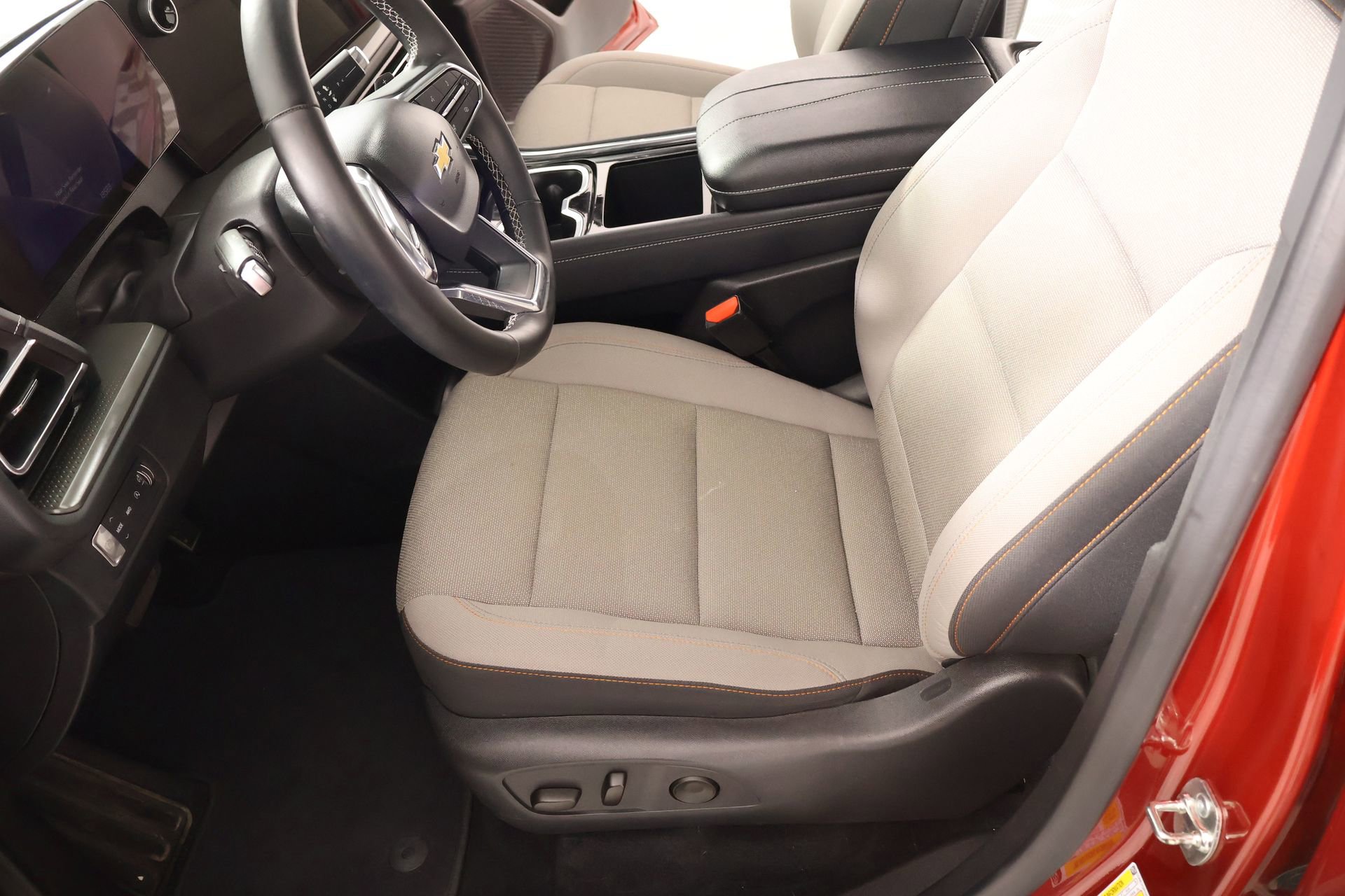 Used 2025 Chevrolet Traverse LT w/ Sun and Wheel Package image 10