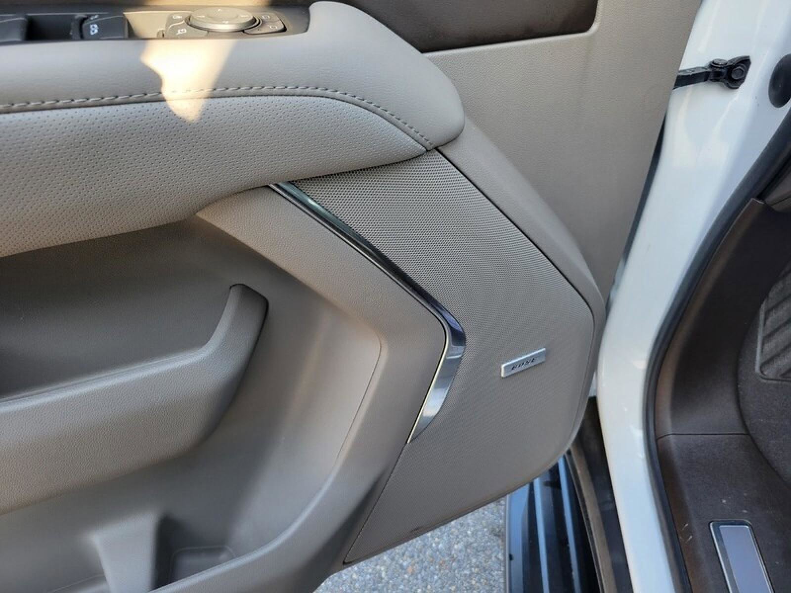 Used 2022 GMC Yukon XL SLT w/ SLT Premium Package image 11