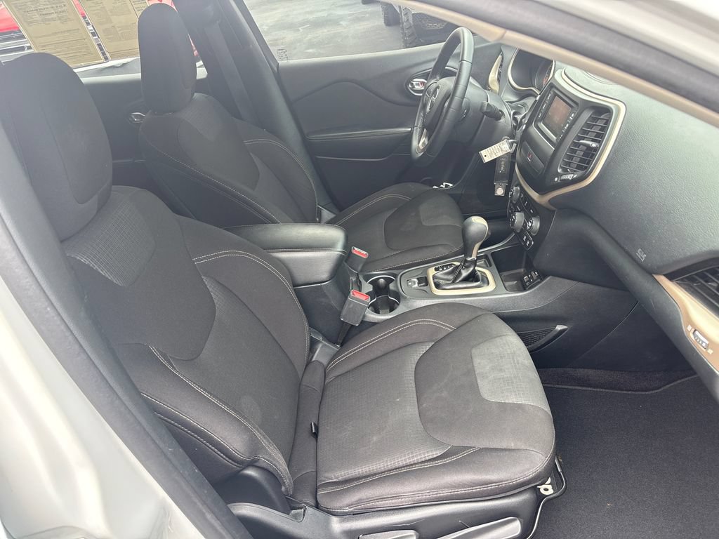 Used 2016 Jeep Cherokee Latitude FWD image 12