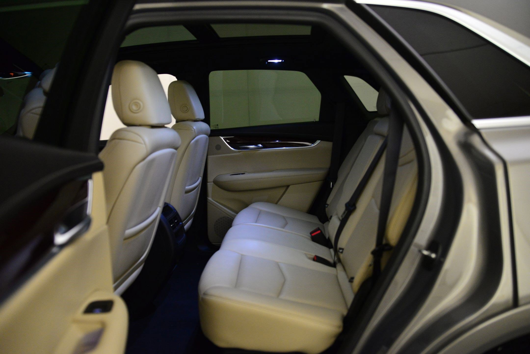 Used 2018 Cadillac XT5 Luxury w/ Driver Awareness Package image 11