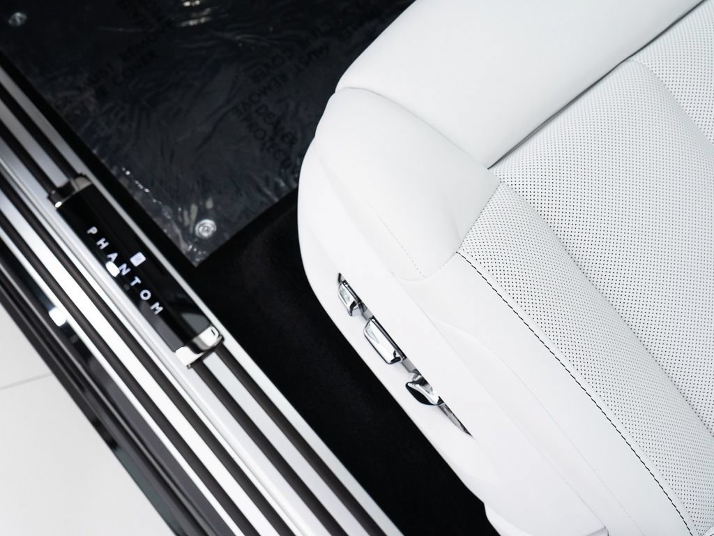 Certified 2026 Rolls-Royce Phantom Sedan w/ Leather Finishing Pack RWD image 13