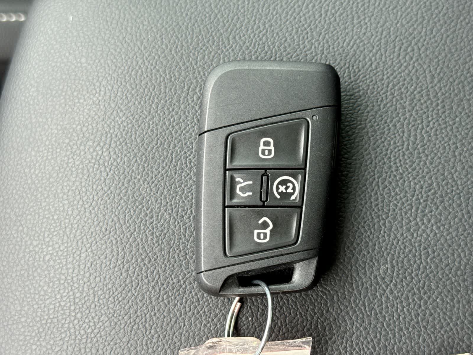 Used 2024 Volkswagen Tiguan SE w/ Panoramic Sunroof Package FWD image 42