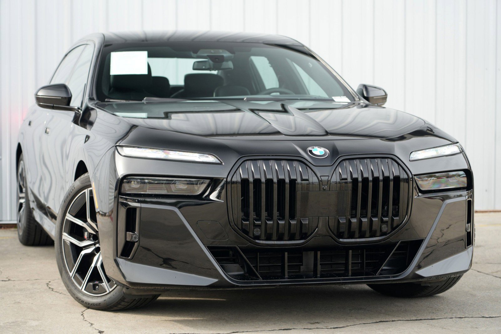 Used 2023 BMW 760i xDrive w/ Executive Package image 4