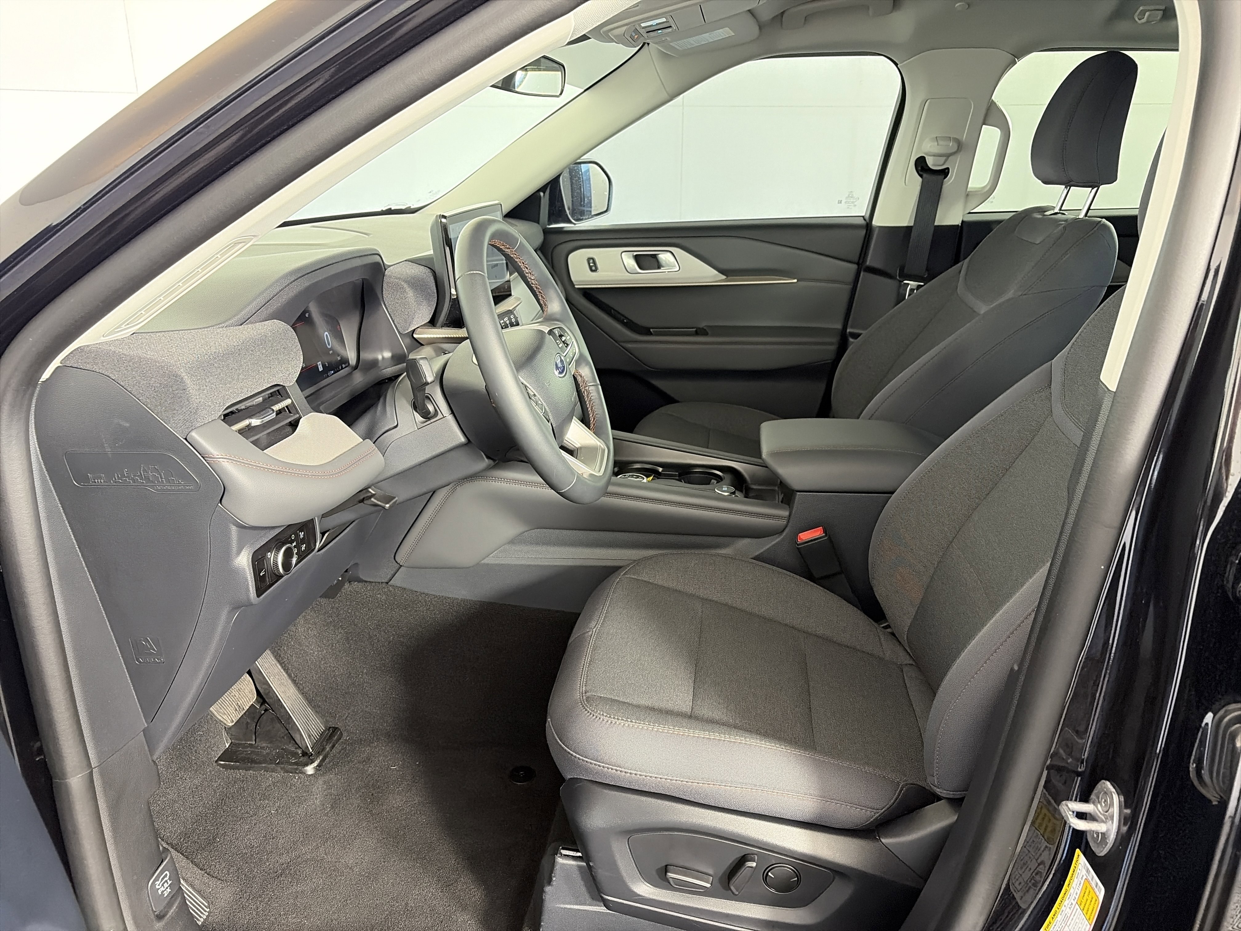 Used 2025 Ford Explorer Active image 6