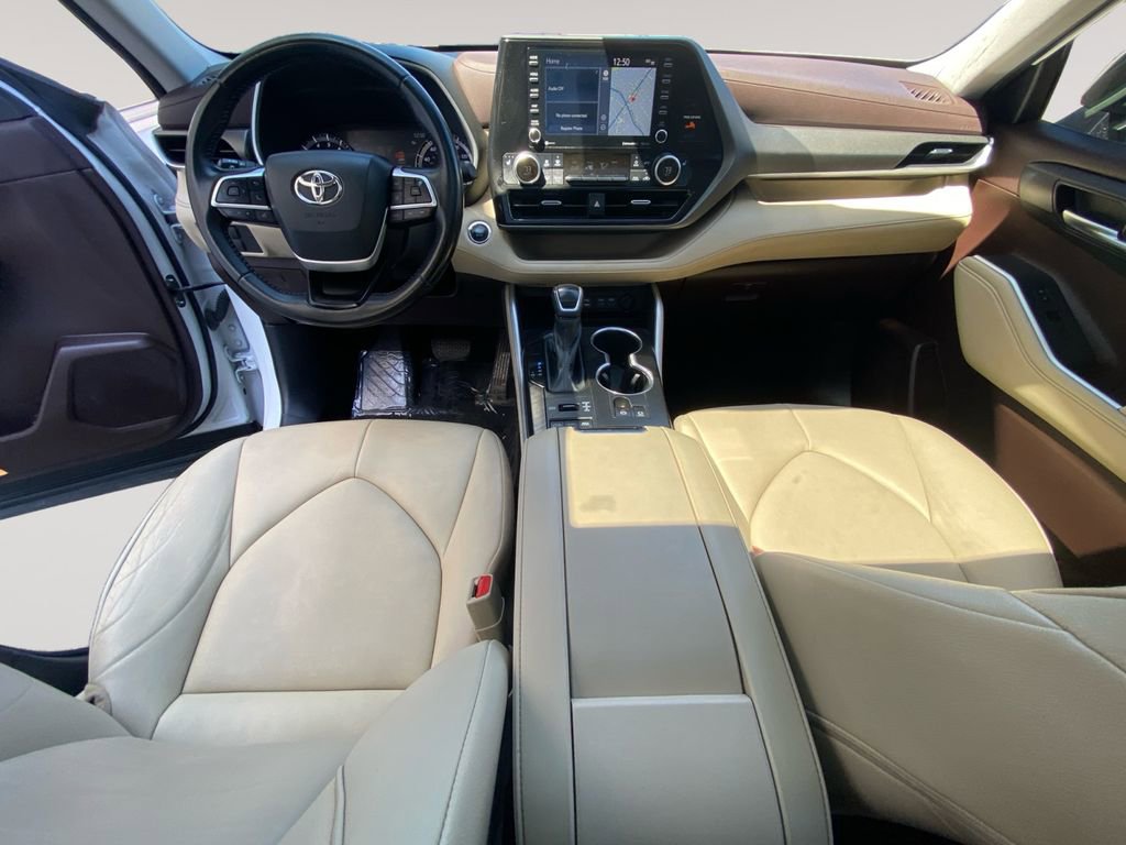 Used 2022 Toyota Highlander XLE AWD/4WD image 5