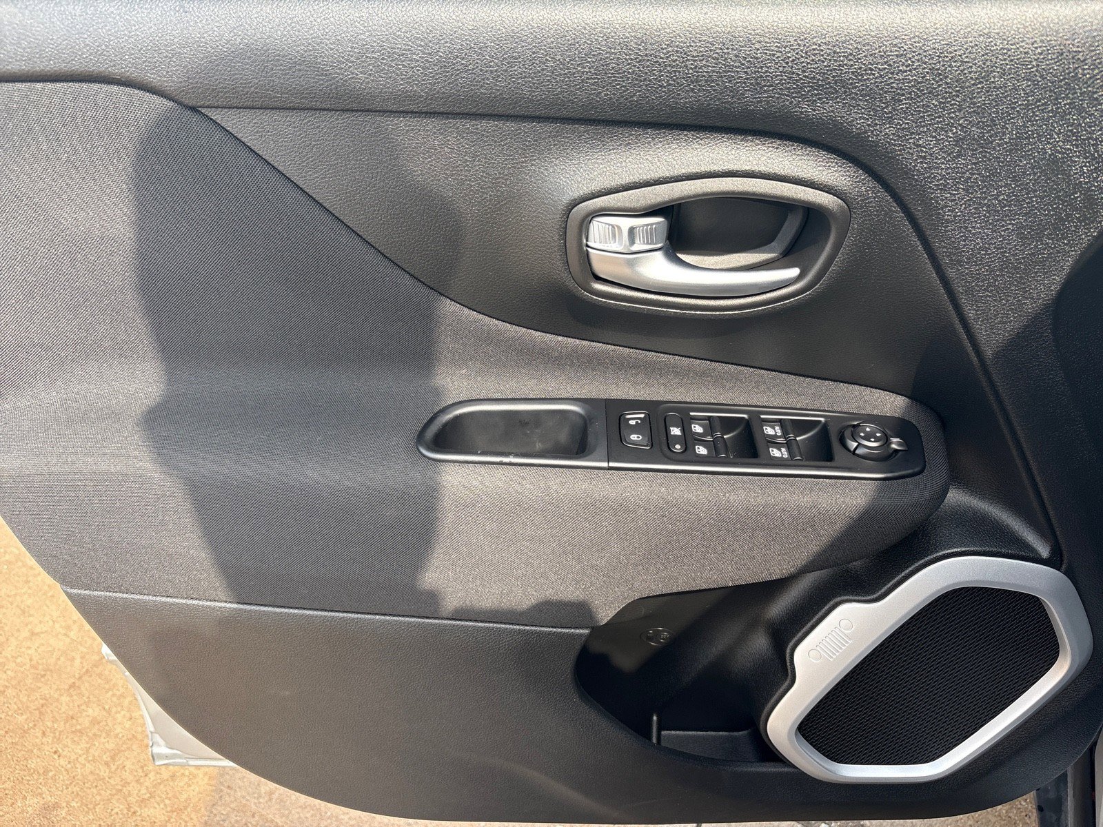 Used 2019 Jeep Renegade Latitude AWD/4WD image 12