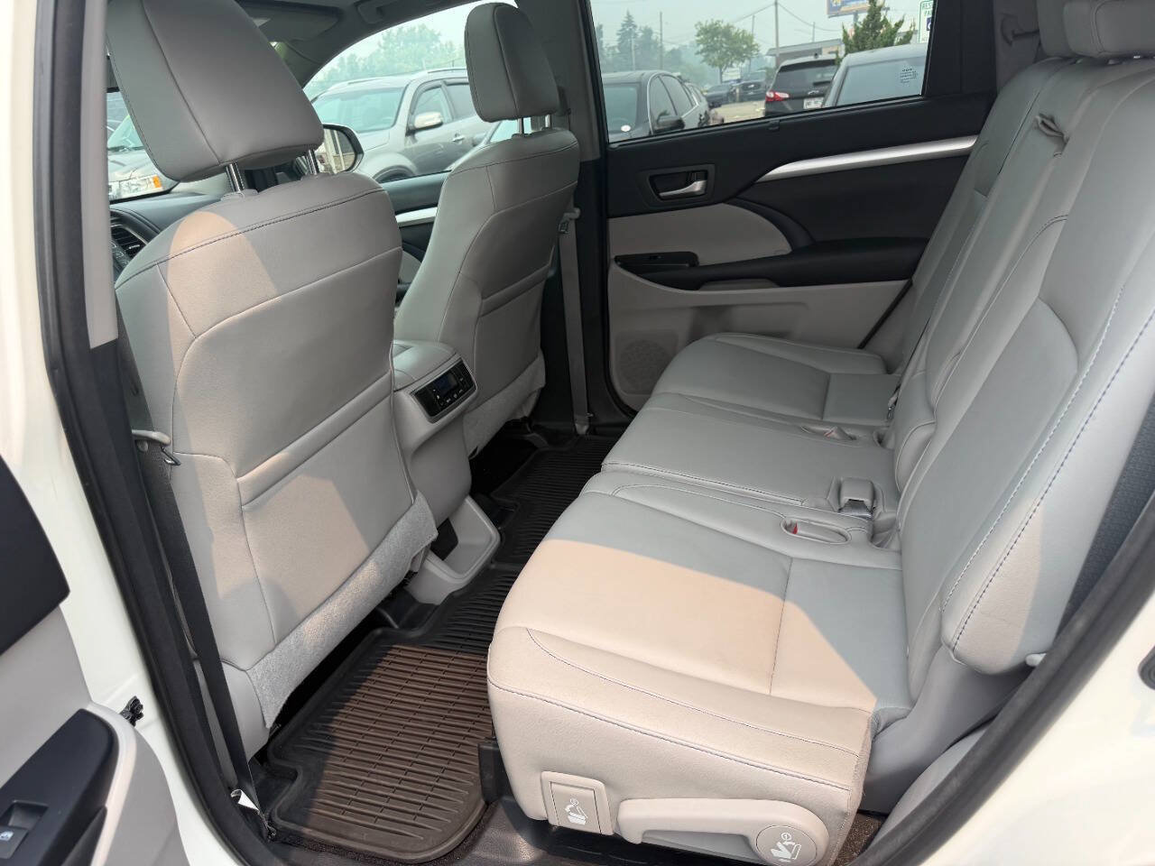 Used 2015 Toyota Highlander XLE AWD/4WD image 11