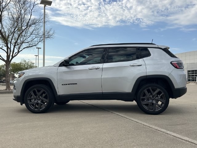 Used 2026 Jeep Compass Latitude AWD/4WD image 2