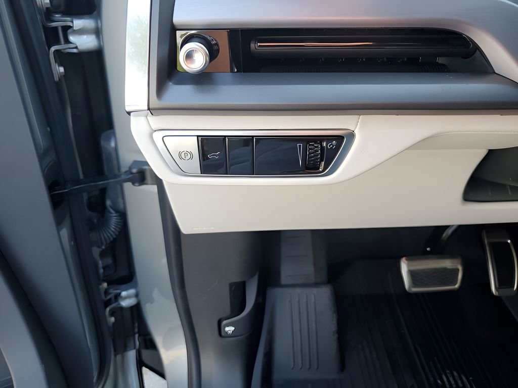 New 2026 Cadillac Vistiq Luxury w/ LPO, Floor Liner Package image 33