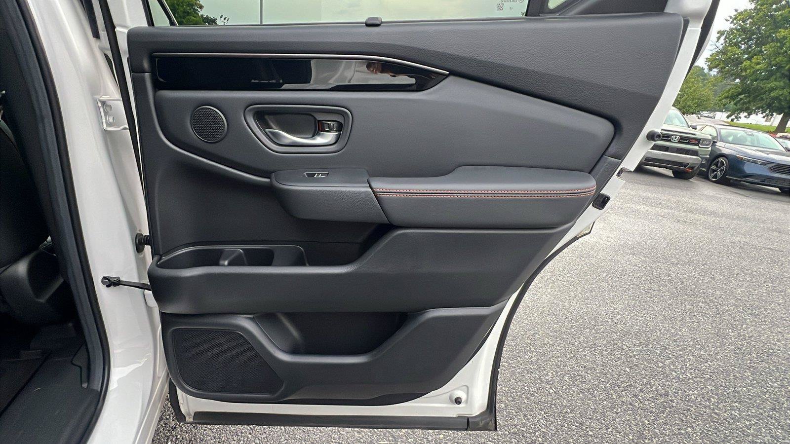 Used 2025 Honda Pilot TrailSport image 14