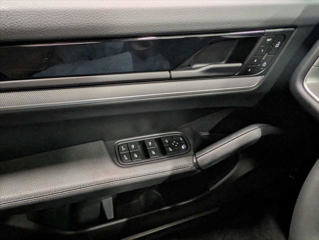 Used 2025 Porsche Cayenne AWD/4WD image 35
