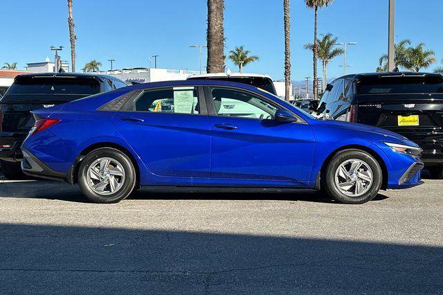 Used 2025 Hyundai Elantra SE image 3