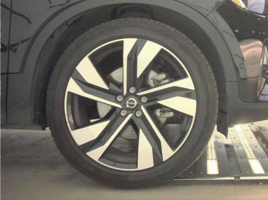 Used 2025 Volvo XC40 B5 Plus image 9