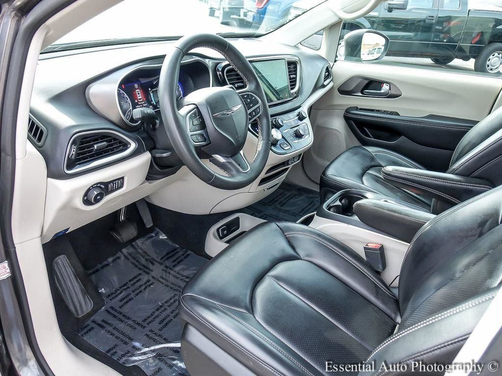 Used 2023 Chrysler Pacifica Touring-L FWD image 10