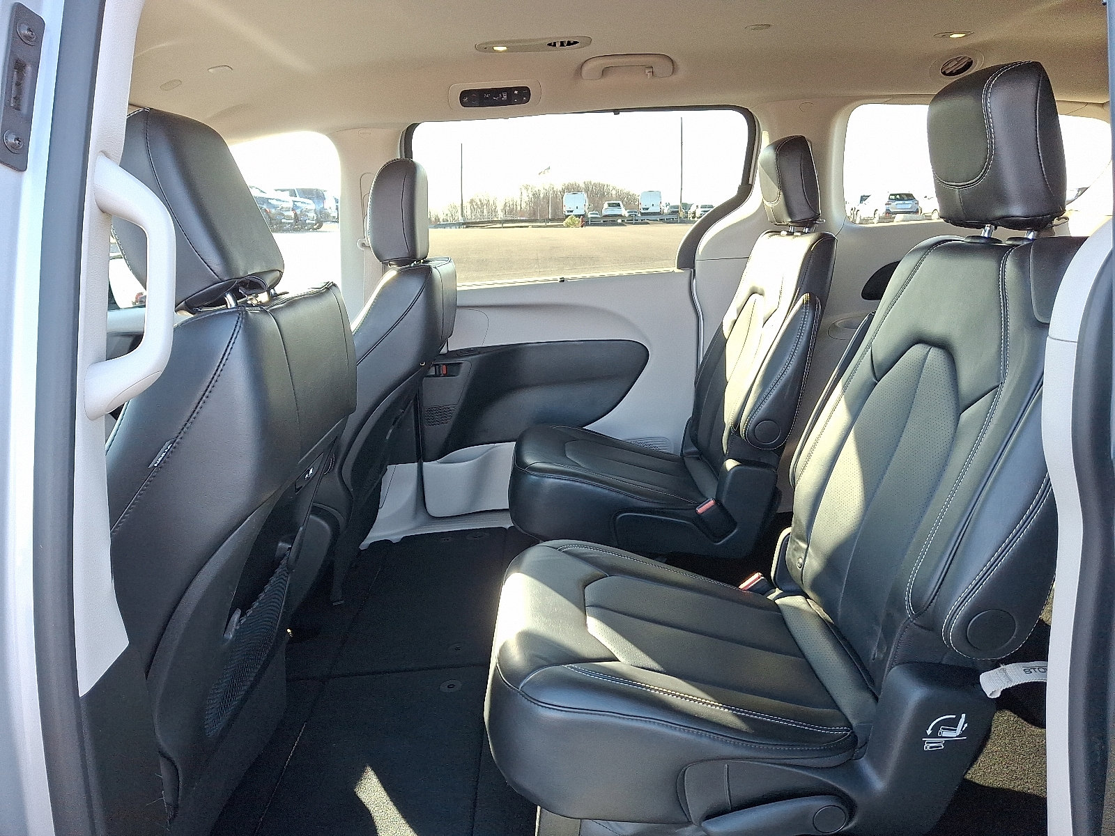 Used 2024 Chrysler Pacifica Touring-L FWD image 11