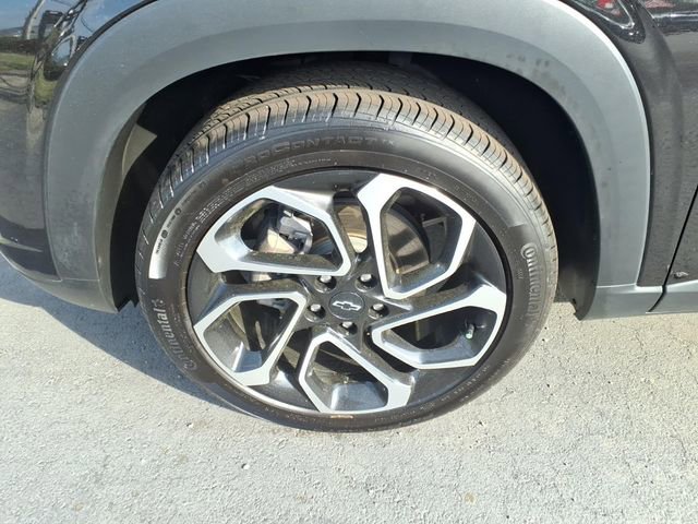 Used 2025 Chevrolet Trax RS w/ Sunroof Package FWD image 4
