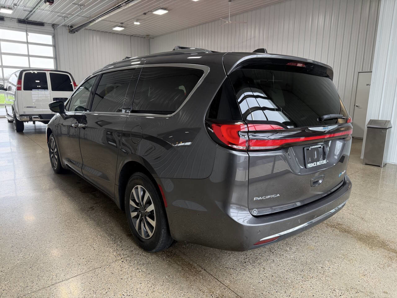 Used 2021 Chrysler Pacifica Touring-L FWD image 3