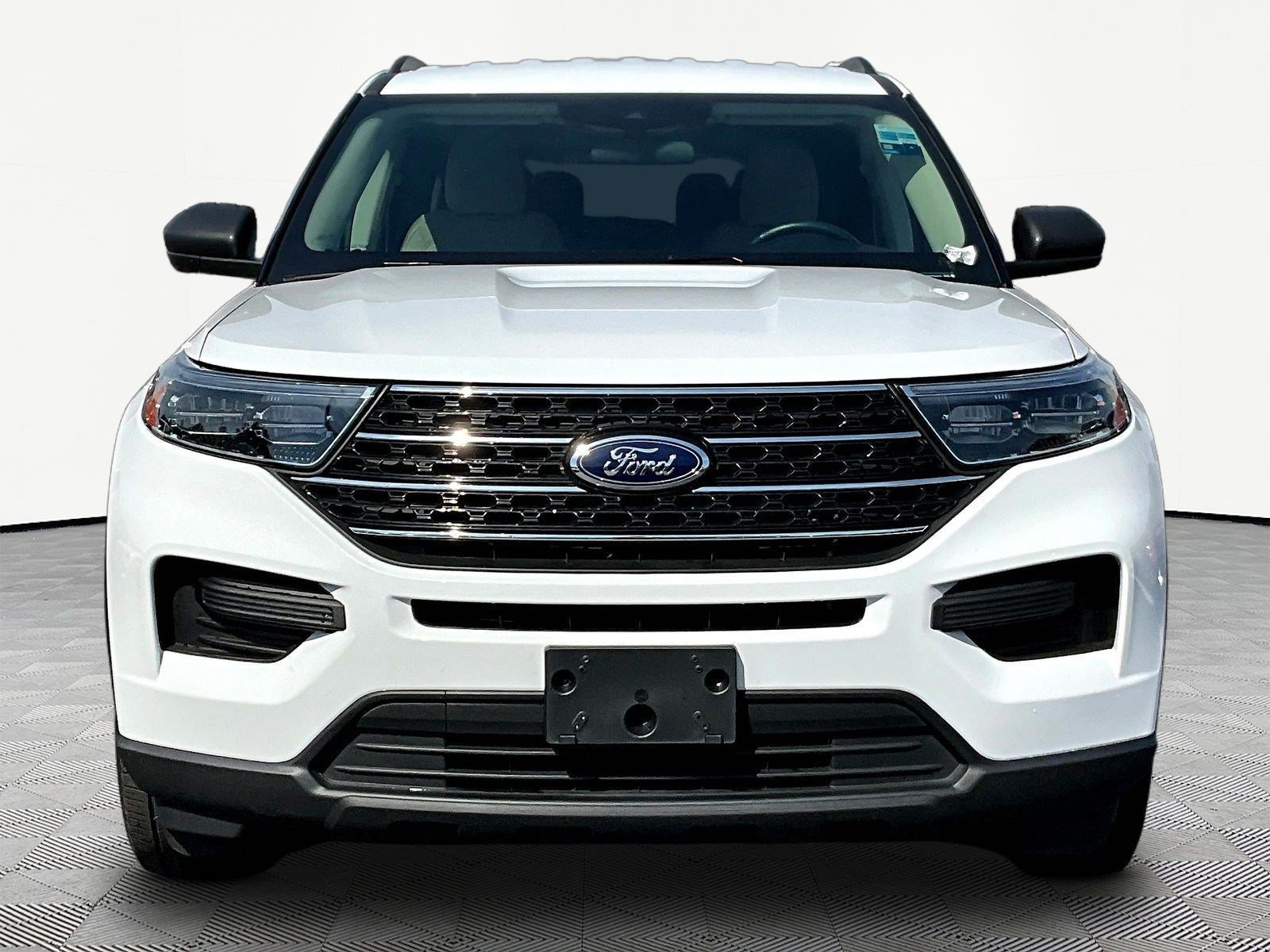 Used 2023 Ford Explorer XLT AWD/4WD image 2