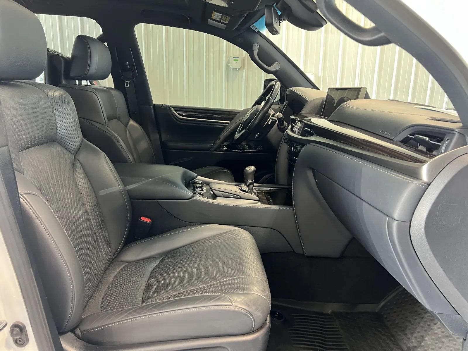 Used 2021 Lexus LX 570 4WD w/ Sport Package image 39