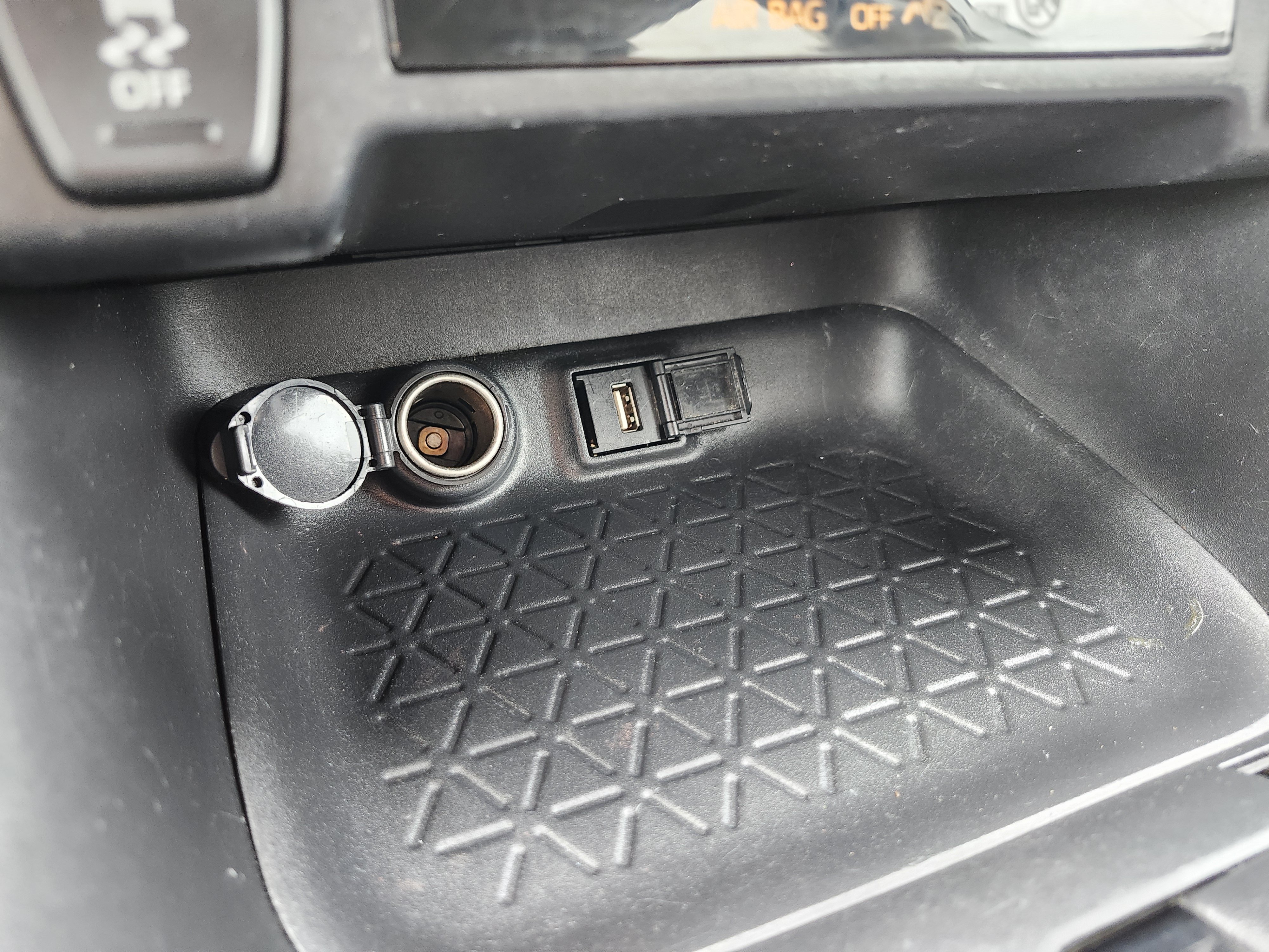 Used 2021 Toyota RAV4 XLE AWD/4WD image 8