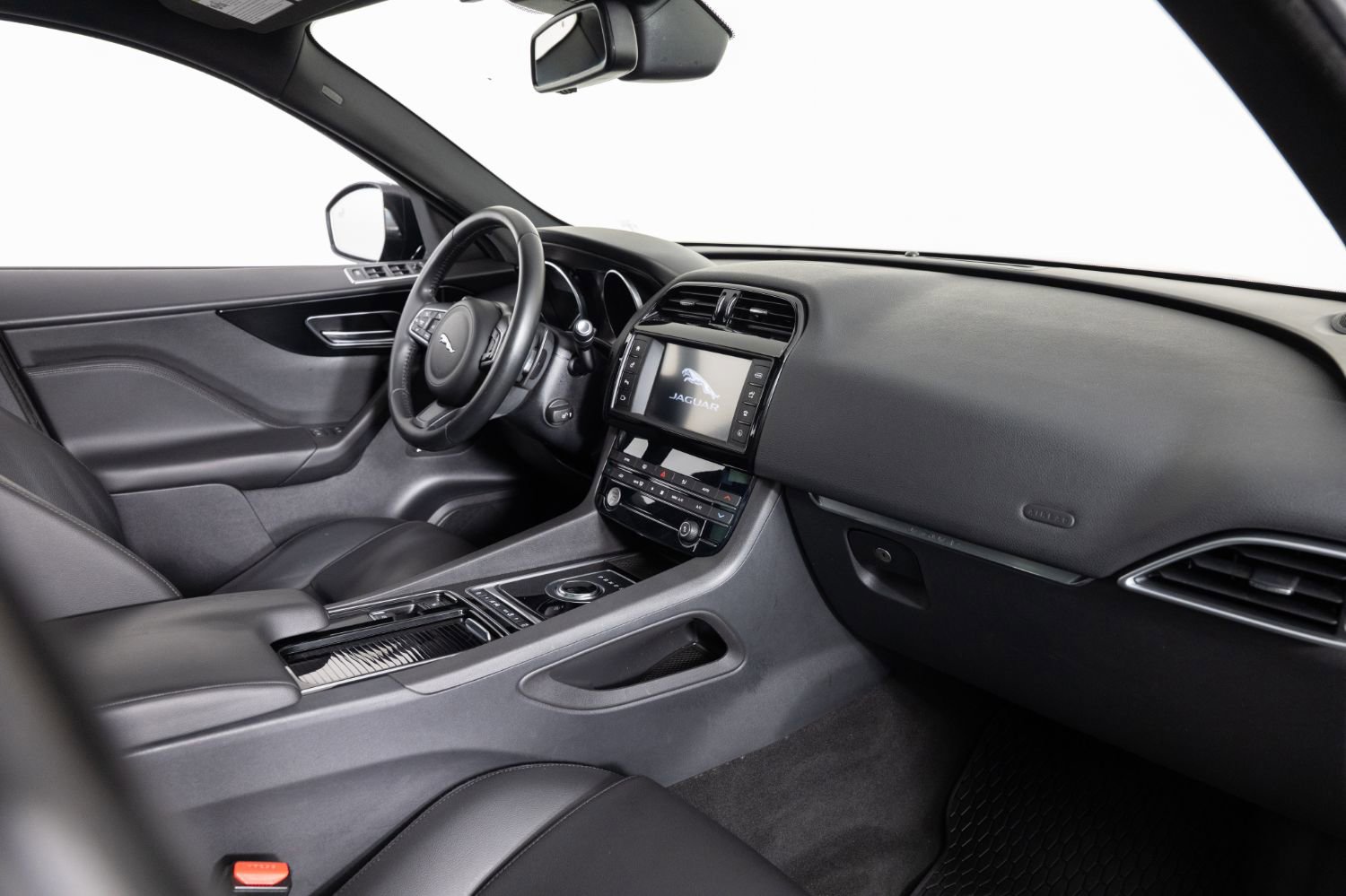 Used 2018 Jaguar F-PACE Premium image 24