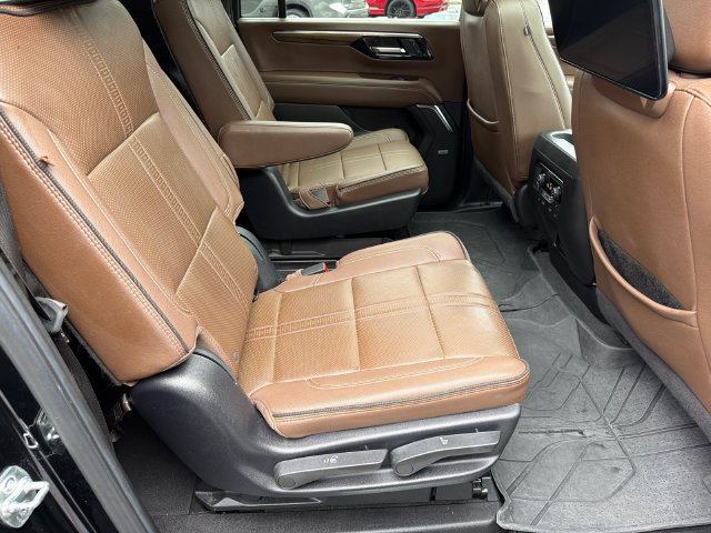 Used 2025 Chevrolet Suburban High Country AWD/4WD image 17