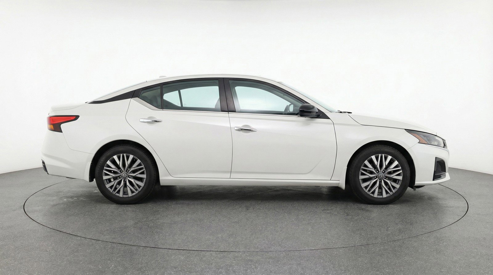 Used 2025 Nissan Altima 2.5 SV image 11