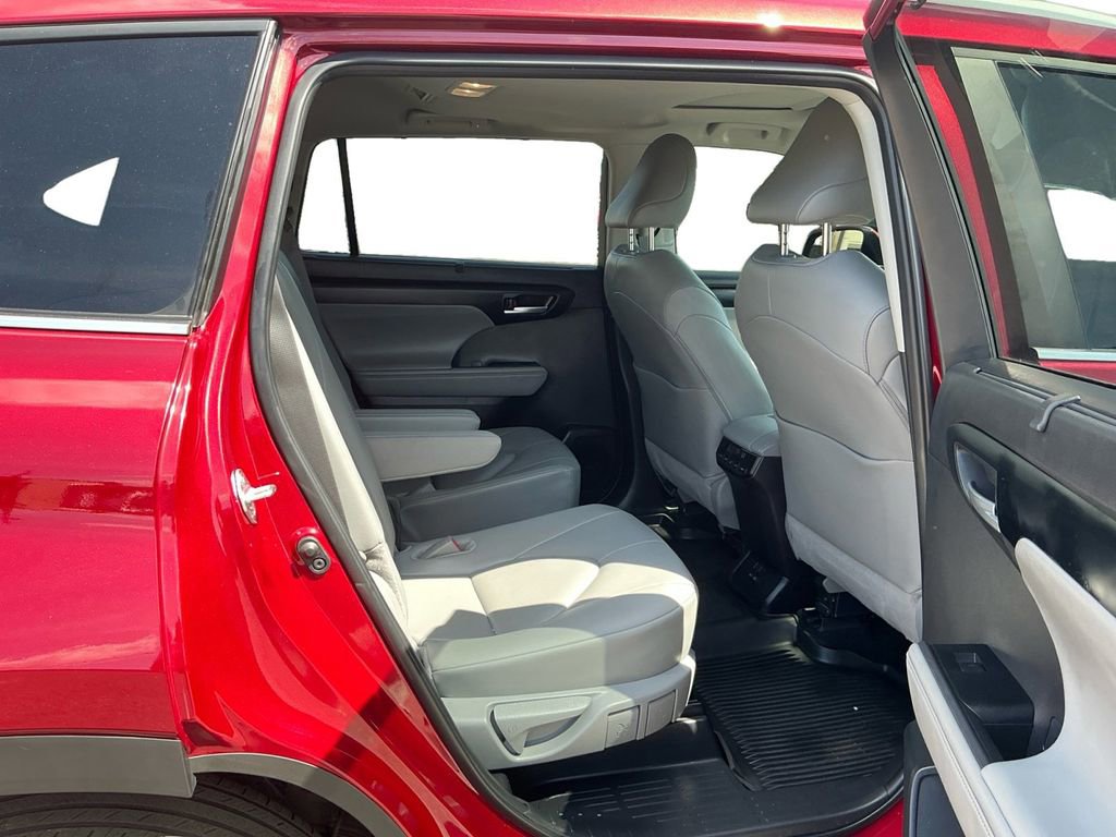 Used 2025 Toyota Highlander XLE AWD/4WD image 23