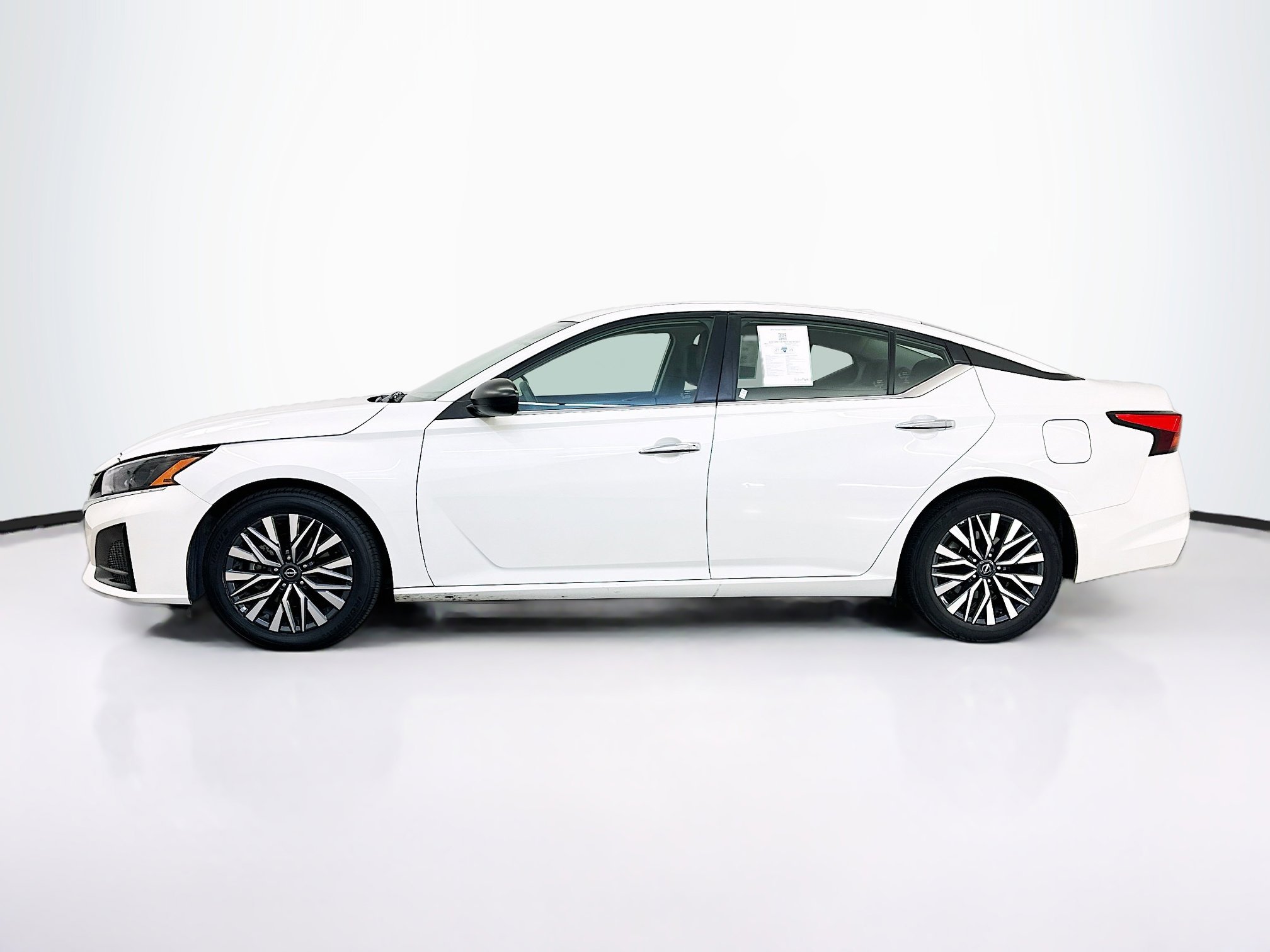Used 2024 Nissan Altima 2.5 SV image 4