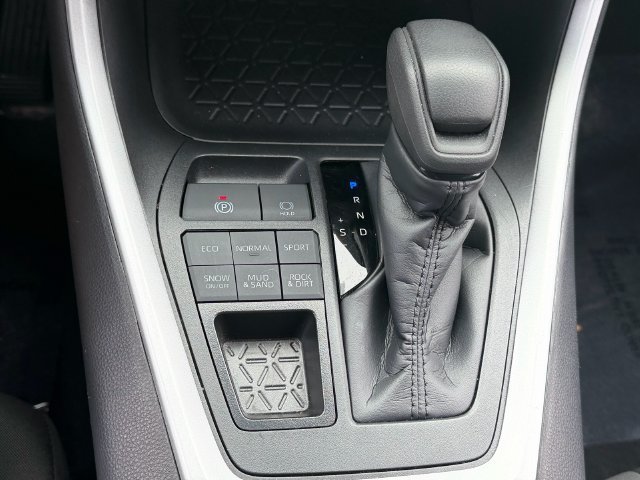 Used 2025 Toyota RAV4 XLE AWD/4WD image 25