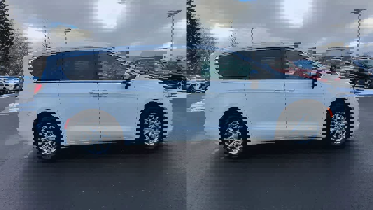 Used 2018 Chrysler Pacifica LX image 9