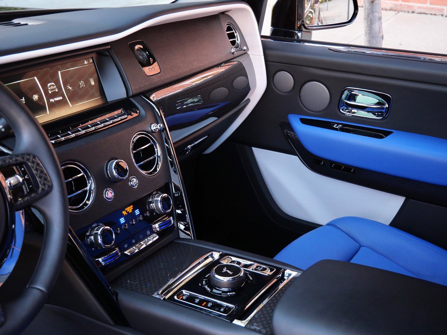 Used 2024 Rolls-Royce Cullinan Black Badge image 27