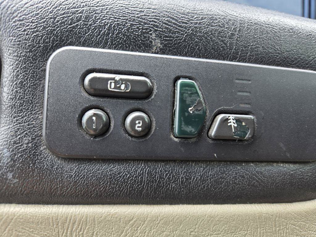 Used 2003 HUMMER H2 w/ Preferred Equipment Group AWD/4WD image 32