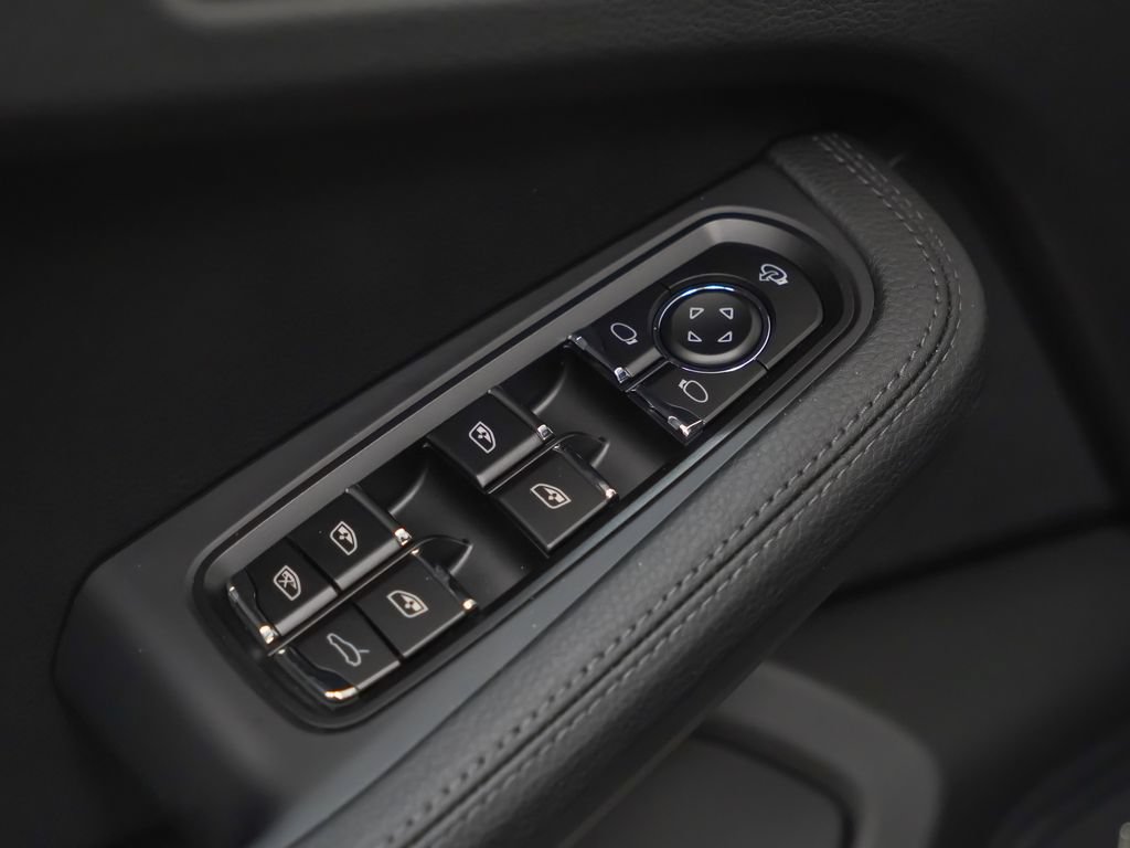 Certified 2026 Porsche Macan AWD/4WD image 23