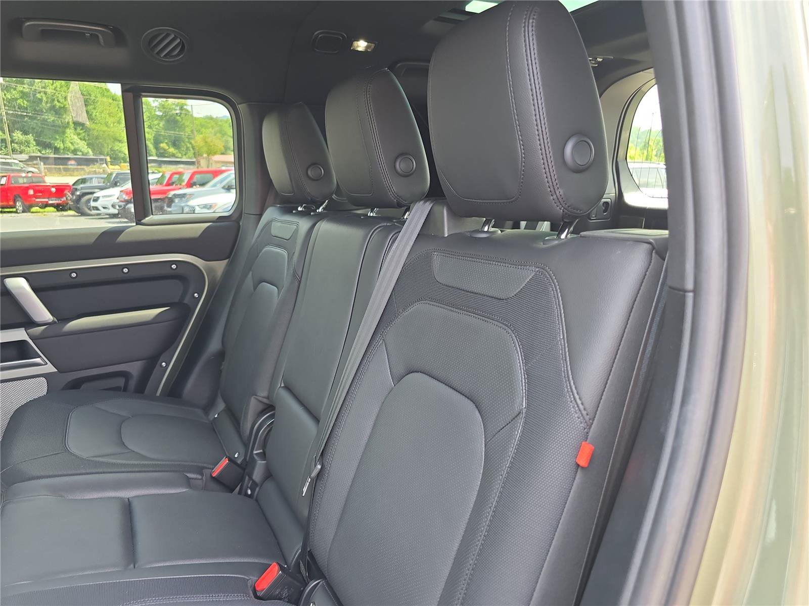 Used 2024 Land Rover Defender 130 X-Dynamic SE AWD/4WD image 14