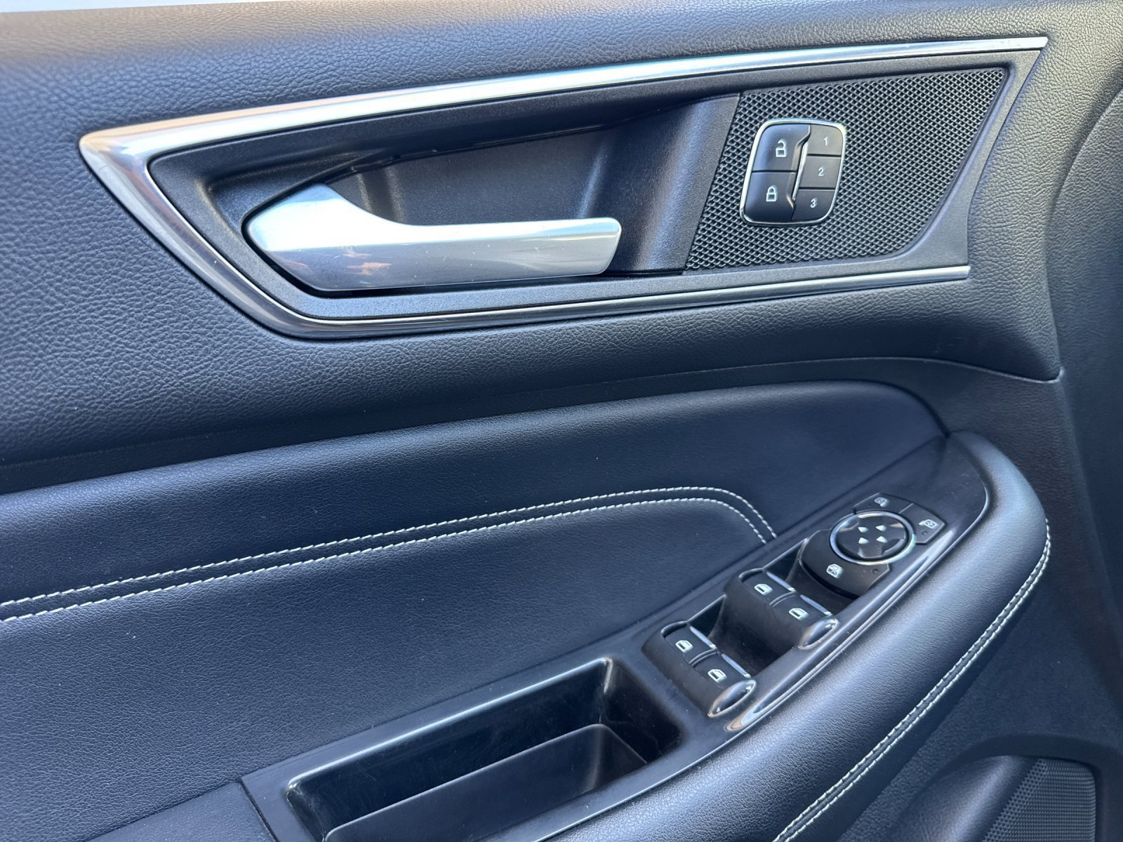 Used 2017 Ford Edge Titanium FWD image 11