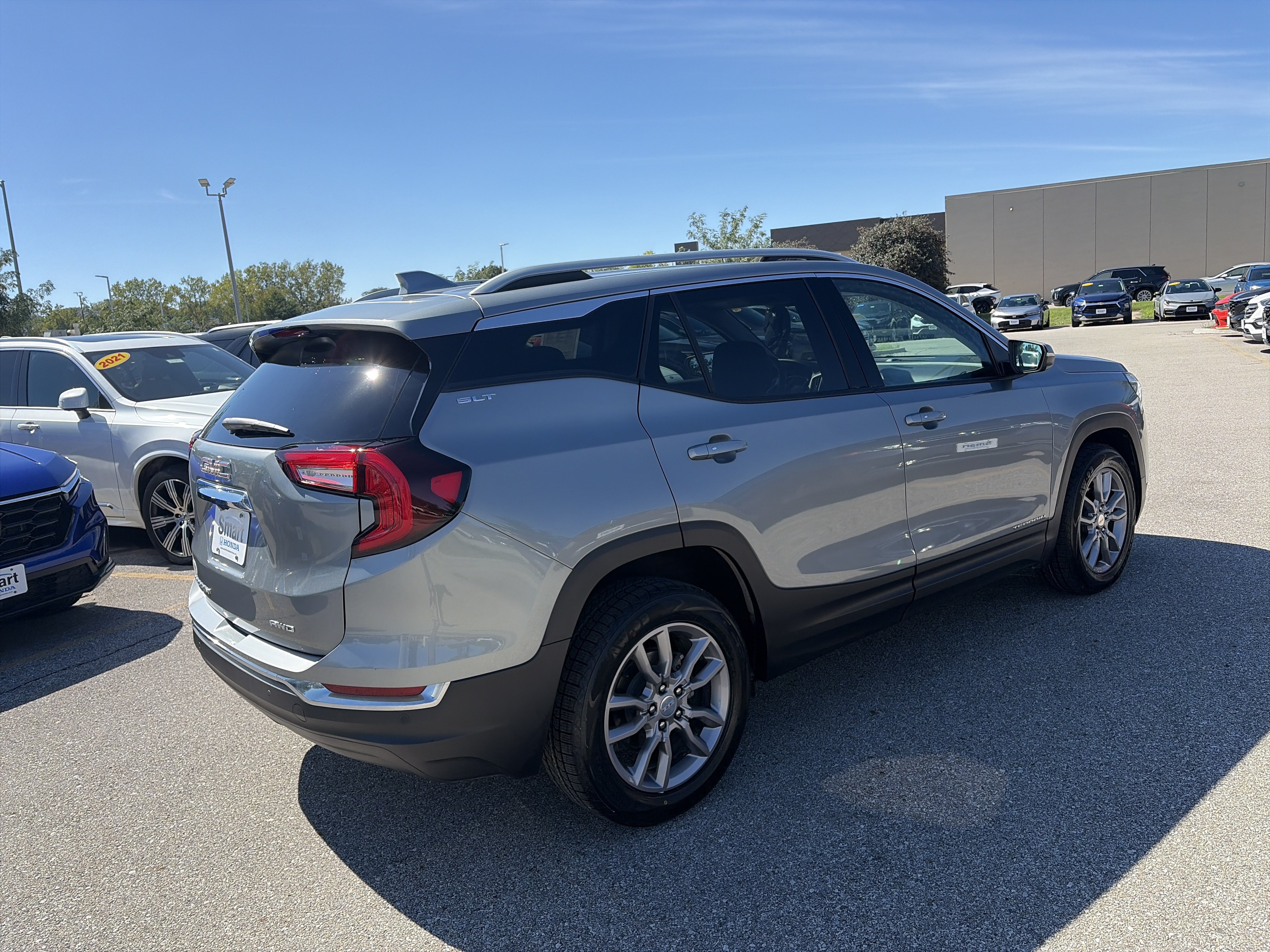 Used 2024 GMC Terrain SLT AWD/4WD image 4