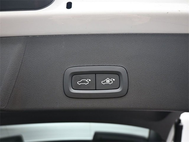 Used 2024 Volvo XC40 B5 Plus image 31