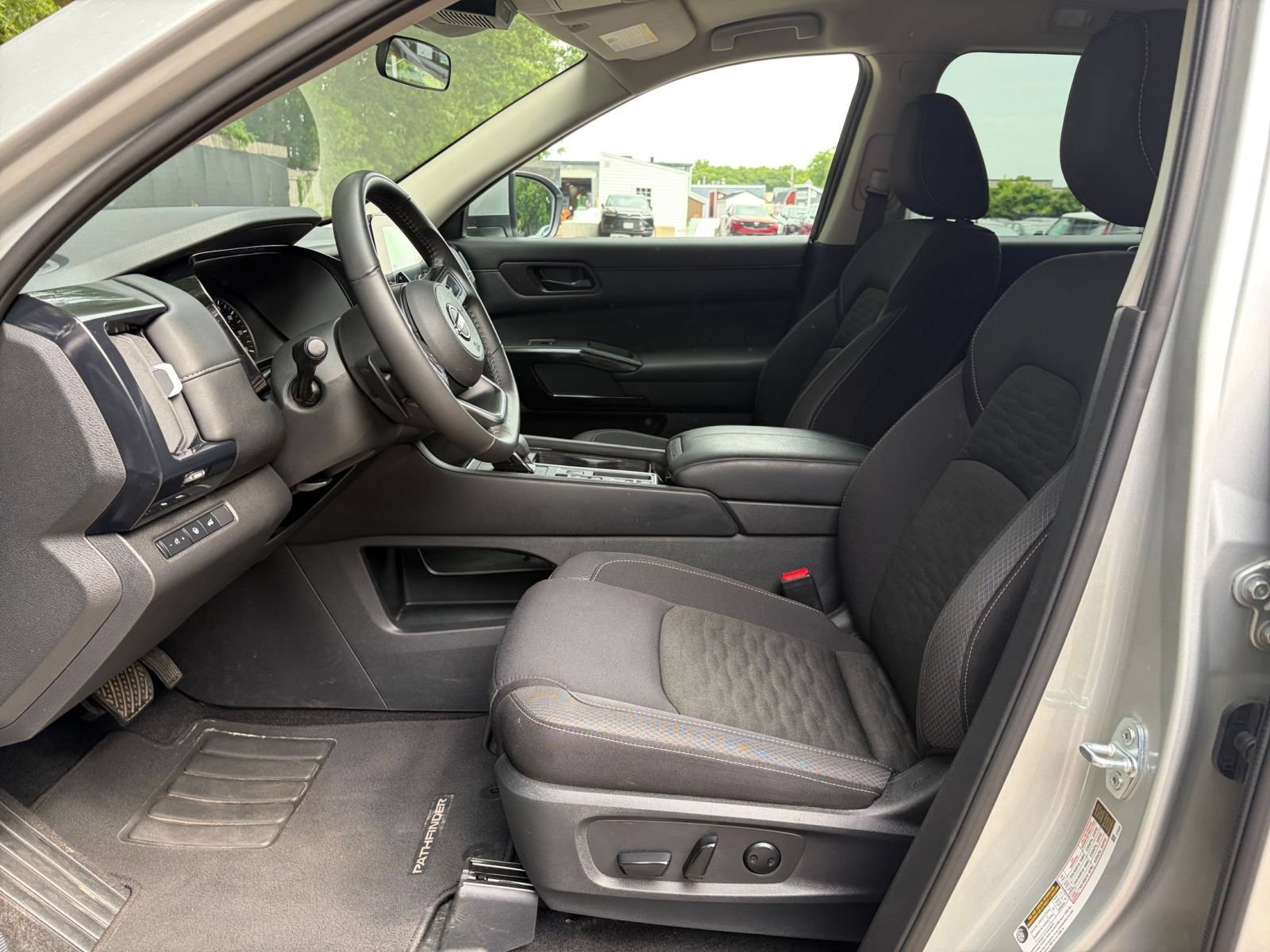 Used 2025 Nissan Pathfinder SV FWD image 29