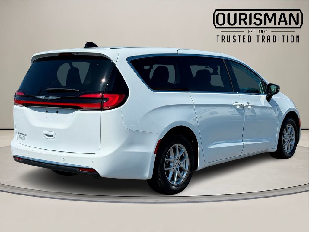 Used 2024 Chrysler Pacifica Touring-L image 5
