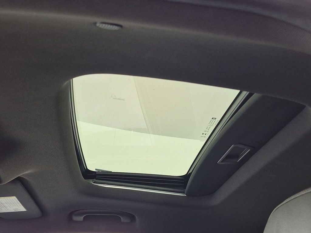 Certified 2024 Chevrolet Trax RS w/ Sunroof Package FWD image 31