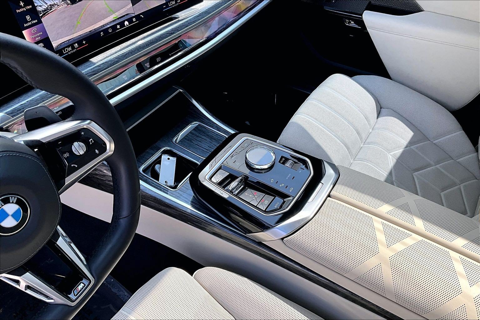 Used 2025 BMW 760i xDrive w/ Luxury Rear Seating Package AWD/4WD image 16