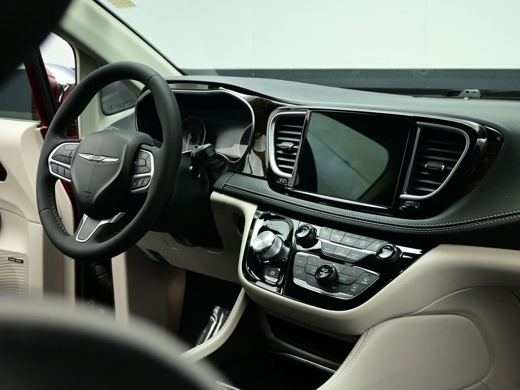 Used 2022 Chrysler Pacifica Limited image 36